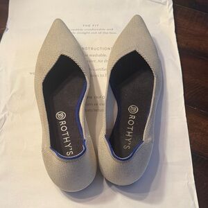 Rothy's Women's light grey point flats